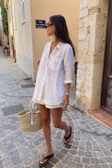 Outfits For Cool Summer Days, Casual Summer Outfits Old Money, Casual Beach Aesthetic, Beach Outfits Old Money, Classy Beach Style, Old Money Linen Outfit, Linen Travel Outfit, Malta Outfit Ideas Summer, Classy Comfy Outfits Summer