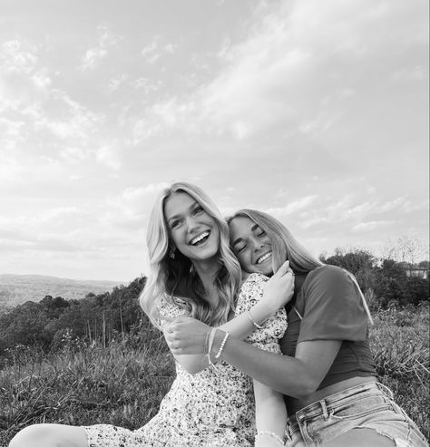 Best Friend Pictures In A Field, Field Pics With Friends, Photography Poses For 2 Friends, Friendship Shoot Ideas, Older Sisters Photoshoot Poses, Field Photoshoot Poses Friends, Field Pictures With Friends, Best Friend Field Photoshoot, Best Friend Picnic Photoshoot