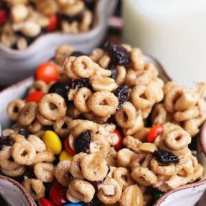 Cheerios Snack Mix - Julie's Eats & Treats ® Snacks, Cheerios Snack Mix, Cheerios Snacks, Cheerio Treats, Cheerios Recipes, Peanut Butter Cheerio Bars, Chocolate Cereal, Whats Gaby Cooking, Snack Mix Recipes