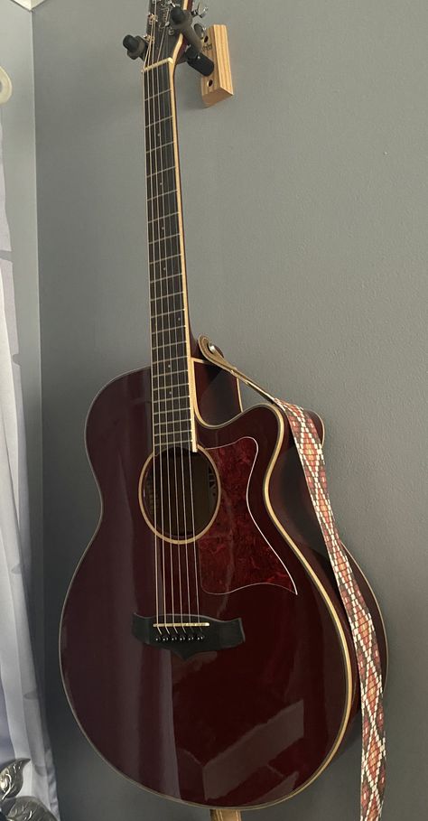 Aesthetic Acoustic Guitar Design, Acoustic Guitar Pretty, Acoustic Guitars Aesthetic, Pretty Acoustic Guitars, Pretty Guitars Acoustic, Classical Guitar Aesthetic, Acoustic Guitar Aesthetic, Brown Electric Guitar, Acoustic Guitar Design