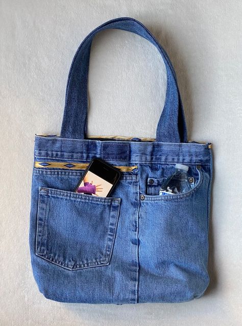 Jeans Tote Bag Diy, Jean Tote Bag, Denim Bags From Jeans, Tas Vintage, Jean Diy, Bag From Old Jeans, Blue Jean Purses, Recycled Jeans Bag, Denim Bag Diy