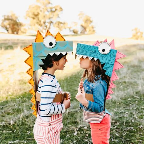 12 Creative DIY Halloween Costumes for Kids This Halloween Diy Dinosaur Costume, Costume Dinosaure, Diy Fantasia, Creative Halloween Costumes Diy, Cardboard Costume, Diy Costumes Kids, Diy Halloween Costumes For Kids, Dinosaur Crafts, Dinosaur Costume