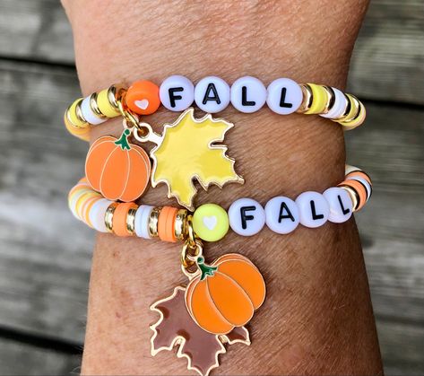 Clay Beads Ideas Halloween, Polymer Clay Bracelet Ideas Fall, Fall Theme Bracelets, Fall Polymer Clay Bracelet, Fall Handmade Jewelry, Halloween Bracelet Ideas Clay Beads, Fall Clay Bracelets, Fall Clay Bead Bracelet Ideas, Fall Beaded Jewelry