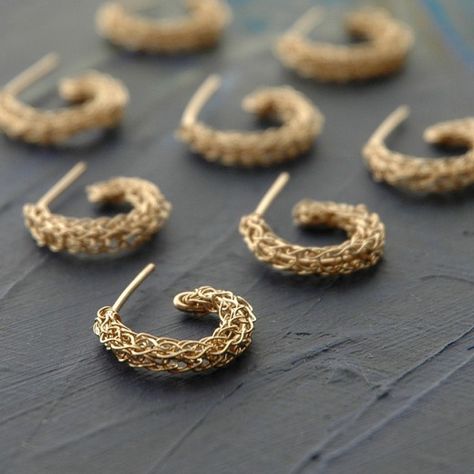 A different technique from traditional crochet, using wire instead of yarn. Viking Knit Jewelry, Crochet Metal, Wire Knitting, Crochet Jewlery, Wire Crochet Jewelry, Crochet Patterns Free Beginner, Free Yarn, Knit Jewelry, Crochet Jewelry Patterns