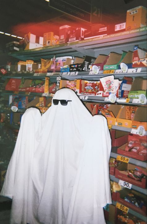 Aesthetic Ghost Halloween Costume, Ghosts Costumes Aesthetic, Ghost Blanket Aesthetic, Cute Halloween Pics Aesthetic, Sheet Ghost Costume Aesthetic, Sheet Ghosts Aesthetic, Ghost Halloween Costume Aesthetic, Sheet Ghost Halloween Costume, Classic Ghost Costume