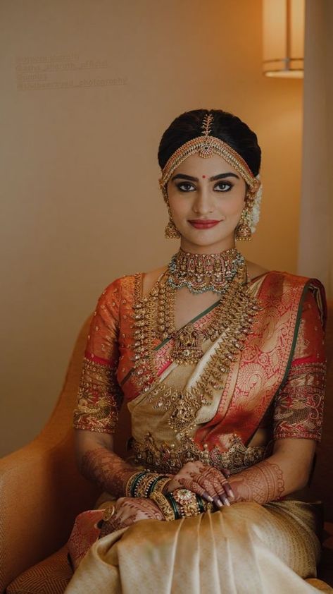 Beautiful South Indian Bride Look Hindu Wedding Saree Brides, Wedding Muhurtham Sarees, Marriage Saree For Bride Indian, Gold And Red Wedding Saree, Bridal Saree Poses, Muhurtham Look South Indian, South Indian Muhurtham Look, Wedding Saree Kerala Hindu Bride, Muhurtam Sarees South Indian