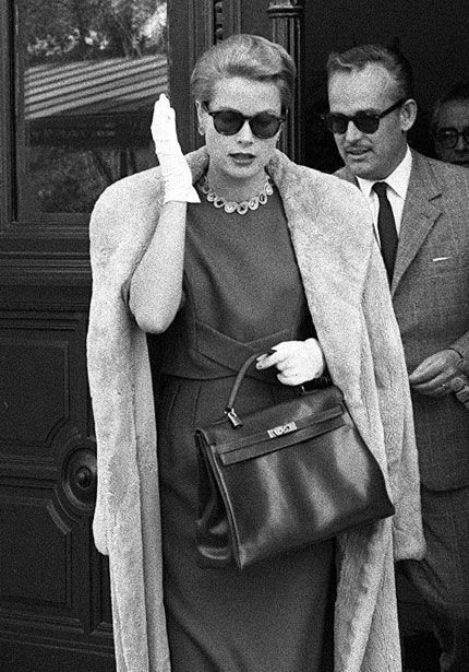 Grace Kelly newly pregnant and trying to hide it from the paparazzi holds an Hermes bag in front of her baby bump. Hermes then re-names the large handbag 'The Kelly Bag' Sac Hermes Kelly, Grace Kelly Style, Princess Grace Kelly, Hermes Kelly Bag, Prince Rainier, Stil Vintage, Jeanne Damas, Kelly Bag, Princess Grace