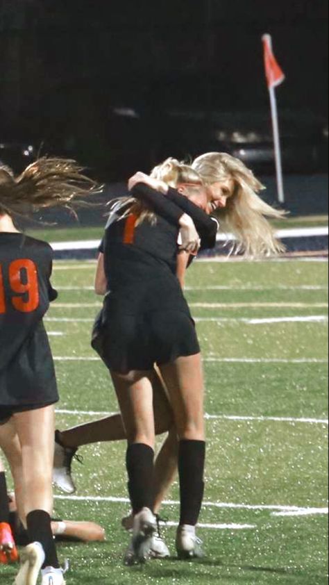 Blonde Soccer Girl, College Soccer Aesthetic, Female Soccer Aesthetic, Playing Soccer Aesthetic, Womens Soccer Aesthetic, Girls Soccer Aesthetic, Soccer Aesthetic Girl, Soccer Girl Aesthetic, Girl Playing Soccer