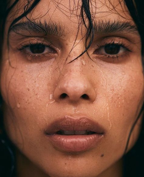 zoe kravitz face natural portrait woman black beauty freckles Sweaty perfection 💧Photo by @zoeygrossman featuring @zoeisabellakravitz. Makeup by @ninapark and hair by @nikkinelms #girlgaze Zoe Kravitz Tattoos, Zoe Kravitz Braids, Zoe Kravitz Style, Zoe Isabella Kravitz, Kunst Inspo, Model Polaroids, Band Rock, Lisa Bonet, Zoe Kravitz