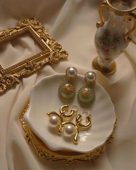 Twitter Royal Core, Light Academia Aesthetic, Mode Glamour, Jewelry Photography Styling, Royal Aesthetic, Cream Aesthetic, Gold Aesthetic, Classy Aesthetic, Princess Aesthetic