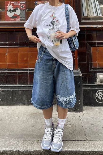Long Shorts Streetwear, Jorts Y2k Grunge, 2000 Shorts Outfit, Oversized Shorts Outfit Aesthetic, Baggy Long Shorts Outfit, Oversized Jorts Outfit Women Plus Size, Long Denim Shorts Outfits, Jnco Jorts Outfit, Baggy Clothes Shorts