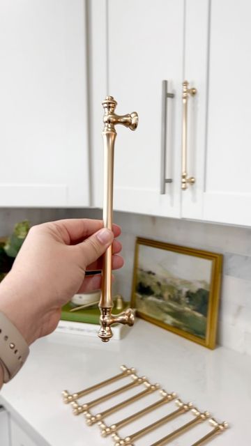 Light Gold Kitchen Hardware, Antique Kitchen Cabinet Pulls, Dark Hardware Kitchen, Victorian Cabinet Hardware, Kitchen Ideas With Gold Hardware, Gold Fixtures In Kitchen, Interior Design Details Decorating Ideas, Unique Brass Cabinet Hardware, Vintage Gold Kitchen Hardware