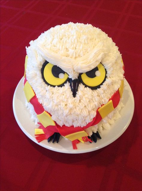 Harry Potter Hedwig cake made by Valerie O'Cakes Hedwig Cake, Harry Potter Birthday Cake Ideas, Gateau Harry Potter, Bolo Harry Potter, 7th Birthday Cakes, Harry Potter Birthday Cake, Harry Potter Bday, Harry Potter Hedwig, Owl Cake