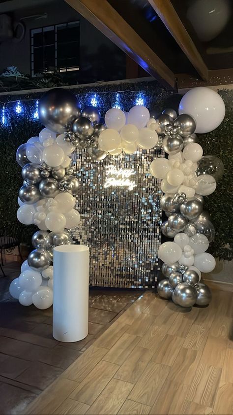 Soft Party Decoration, Soiree Birthday Party Ideas, 30 Backdrop Party Ideas, Western Disco Party Decor, Black And Blue Party Theme, All Black Birthday Party Ideas, Prom Theme Birthday Party Ideas, All White Theme Party, Disco Dessert Table