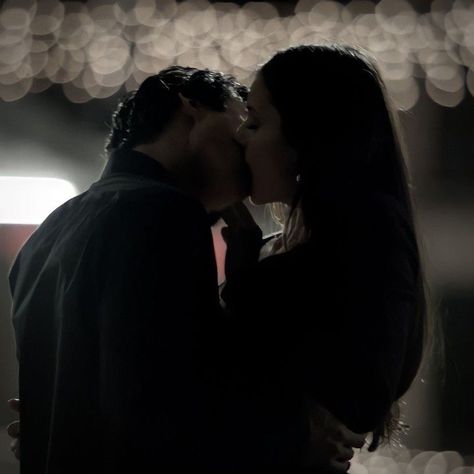 Damon And Elena Kiss, Damon And Elena, Elena Damon, Romantic Kiss Gif, Damon Elena, Ian And Nina, Kiss Photo, Romantic Kiss, Vampire Diaries Damon