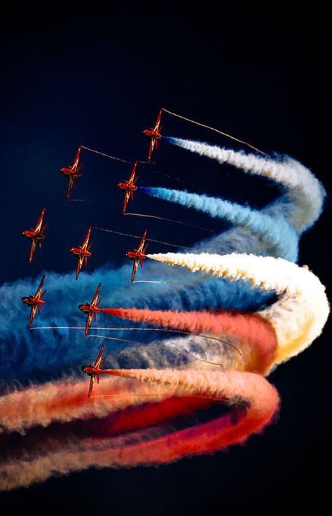 Military Aircraft, Red Arrow, Royal Air Force, Jolie Photo, Car Girl, American Pride, Air Show, Fotografi Potret, A Group