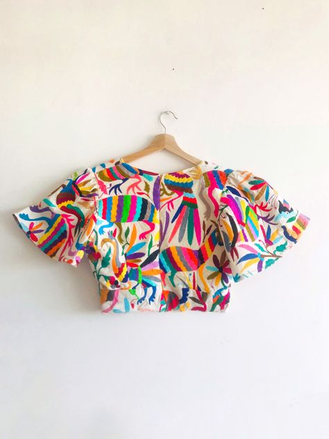 Couture, Baroque Outfits Women, Fun Blouses, Mexican Tops, Outfits Colorful, Otomi Embroidery, Mexico Fashion, Women Crop Top, Colorful Tops