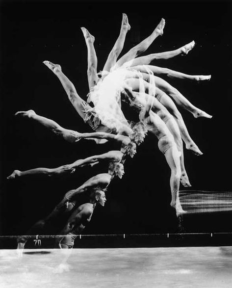 "Stroboscopic" photography captures moving objects, often ones too quick for the human eye Motion Photography, Stroboscopic Photography, Harold Edgerton, Movement Photography, High Speed Photography, Eadweard Muybridge, Kunst Inspiration, Dance Movement, Multiple Exposure