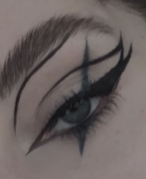 Easy Makeup Designs, Goth Eye Makeup Tutorial, Eye Makeup Emo, Unique Eyeliner Looks, Edgy Eyeliner, Gothic Eyeliner, Fun Eyeliner, Makeup Emo, Makeup Anime