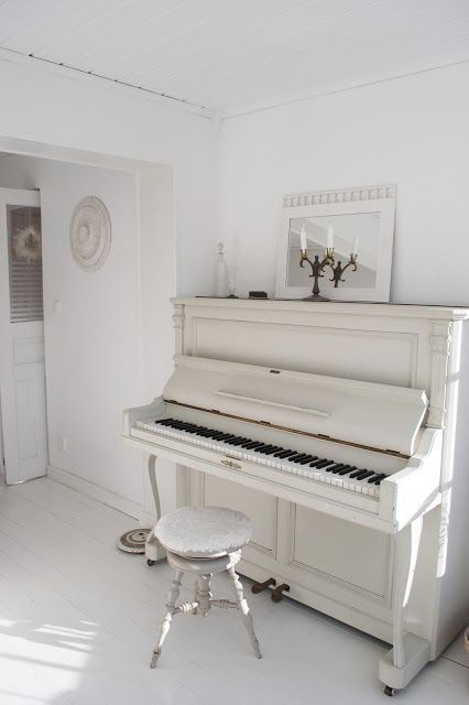 Piano Renovation, Painted Pianos, Piano Decor, White Piano, Vibeke Design, Old Pianos, Piano Room, 카페 인테리어 디자인, White Cottage