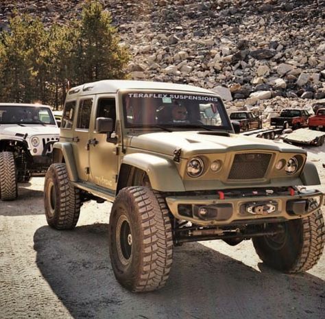 Jeep Wrangler with gladiator front  and expedition hard top Aksesoris Jeep, Jeep Wrangler Tops, Jeep Wrangler Custom, Motorcycle Camping Gear, Badass Jeep, Jeep Mods, Jeep Willys, Custom Jeep, Jeep Wagoneer