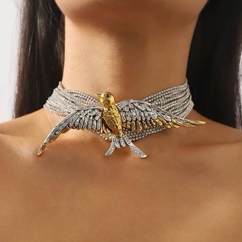 ✨✨✨Glamorous Bird Choker✨✨✨ Sapphire Choker, Glamour Look, Foot Exercises, Style Art Deco, Birthday Special, Flying Bird, Details Wedding, Rose Jewelry, Bird Jewelry