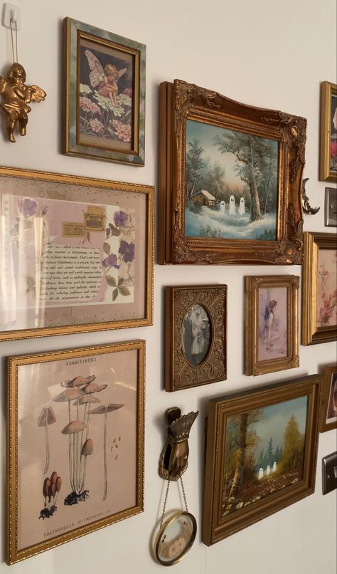 Salons Cottage, Whimsigoth Aesthetic, Autumn Room, Rooms Decoration, Vintage Gallery Wall, Vintage Gallery, Casa Vintage, Cozy Autumn, Vintage Bedroom