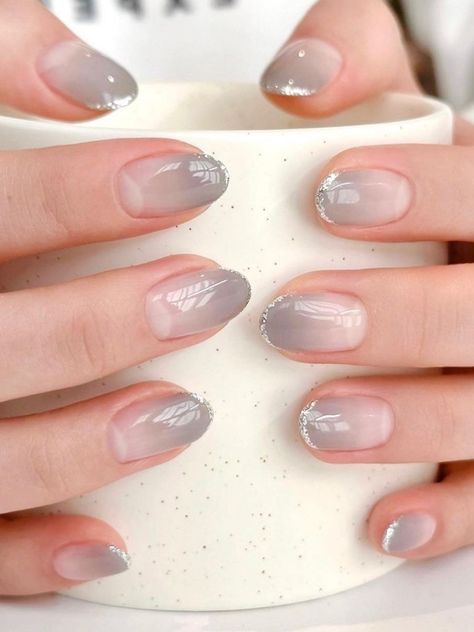 gray and milky white ombre nails with silver glitter French tips Nail Art For Office Look, Casual Gel Nails, Nail Art Formal, Nail Art Office Style, Simple Nails Gray, Gel Nails Ideas Korean, Marble Jelly Nails, Nail Art Abu Abu Simple, Fall Nails Korean