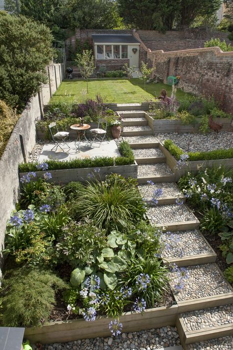 Gabion Tiered Garden, Steps Garden Ideas, Tiered Cottage Garden, Sandstone Landscaping Ideas, Tiered Garden Design, Garden On A Slope Landscaping, Garden Design Terrace, Colourful Garden Decor, Sloped Garden Path