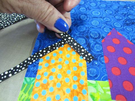 How to Make a Whimsy House Art Quilt - WeAllSew House Quilts Patterns, Couture, Patchwork, Tela, Scrappy House Quilts, Scrappy Applique Quilt, Beginner Art Quilt, Quilts With Houses Patterns, Quilts With Houses On Them