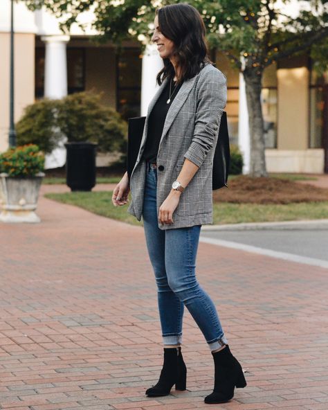 blazer cuadros, blusa negra, jeans, botines outfits, botines negros Black Plaid Blazer Outfit, Black And White Plaid Blazer Outfit, Outfits Con Jeans Y Botines, Outfit Blazer Cuadros, Blazer Cuadros Outfit, Plaid Blazer With Jeans, Outfits Botines, Outfit Botines, Houndstooth Blazer Outfit