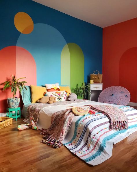 Fun Painting Wall Ideas, Unique Ways To Paint A Room, Diy Boho Mural, Geometric Room Design, Funky Painted Walls Interiors, Colorful Interior Paint Ideas, Wall Pattern Design Paint, Maximalist Colorful Bedroom, Blue Retro Bedroom