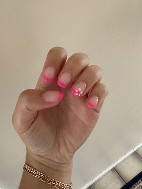 summer nails flower Cute Pink Nails With Design, Summer Inspired Nails Simple, Natural Nail Ideas Designs, Easy Short Square Nail Ideas, Acrylic Nails For Mexico, Cute Nail Inspo Short Summer, Cute Pink Design Nails, Short Gel Nails With Flowers, Nails For Dances Ideas