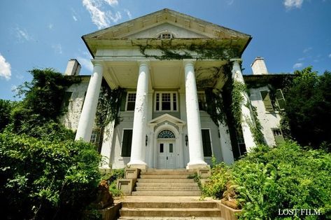 Southern Plantations, Historical Mansions, Old Southern Plantations, Abandoned Mansion For Sale, Abandoned Plantations, Chateaux Interiors, England Homes, Old Mansion, Abandoned Mansion