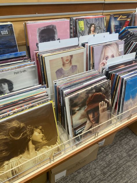 Taylor Swift Vinyl Room Decor, Vinyl Taylor Swift Aesthetic, Vinyls Taylor Swift, Taylor Swift Vinyl Collection, Vynl Records Aesthetic, Taylor Swift Cd Aesthetic, Vinyl Collection Aesthetic, Hala Core, Taylor Swift Vinyl Aesthetic