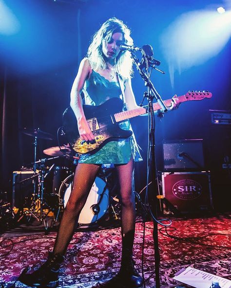 Wolf Alice at The Junction, Cambridge Girl Band Aesthetic, Music Band Aesthetic, Jazz Playlist, Ellie Rowsell, Band Aesthetic, Wolf Alice, Rockstar Aesthetic, Women Of Rock, Guitar Girl