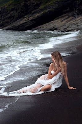 Foto Glamour, Lake Photoshoot, Bouidor Photography, Water Shoot, Beach Model, Photographie Portrait Inspiration, Photographie Inspo, Poses Photo, Beach Photography Poses