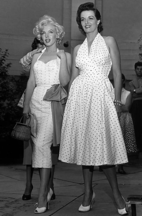 Marilyn Monroe And Jane Russell, Stile Pin Up, 40s Mode, Klasik Hollywood, Estilo Marilyn Monroe, Glamour Vintage, Mode Retro, Jane Russell, Mae West