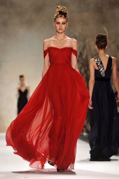 Beautiful ethereal red dress Monique Lhuillier, Red Gown, Red Gowns, Vestidos Vintage, Womens Designer Fashion, Gorgeous Gowns, Chic Dress, Beautiful Gowns, Red Fashion