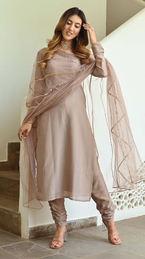Girls Straight Kurti Designs, Suits For Women Indian, Silk Kurta Set, Stylish Kurtis Design, New Kurti Designs, Desi Fashion Casual, Simple Kurti Designs, Pakistani Fancy Dresses, Long Kurti Designs