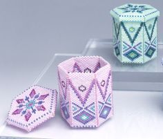 Mint green boxes | Sweet Pea Beadwork Beaded Boxes Pattern Free, Beaded Hexagon, Seed Bead Art, Hexagon Box, Seed Bead Crafts, Crochet Beaded Bracelets, Diy Perler Bead Crafts, Beadwork Designs, Beaded Boxes