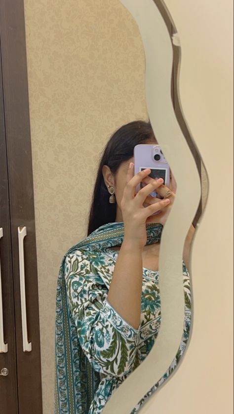 Traditional Dress Mirror Pic, Girly Mirror Selfie Aesthetic, Mirrors Selfie Aesthetic, Desi Mirror Photo, Mirror Selfie Indian Dress, Mirror Selfie In Traditional, Desi Mirror Selfie Aesthetic, Mirror Selfie Traditional, Face Cover Photos