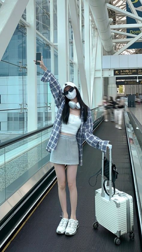 Korean Airport Outfit Aesthetic, Ulzzang Airport Fashion, Travel Outfit Korean, Outfit Ulzzang Girl, Outfit Aeroport, Aeroport Outfit, Ulzzang Girl Outfit, Ulzzang Fashion Casual, Airport Outfit Korean
