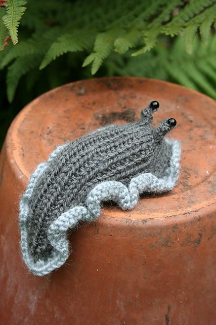 Ravelry: Slug pattern by Lesley Stanfield Yarn Crafts, Crochet Sea Creatures, Fun Crochet Projects, Diy Crochet Projects, Knitted Toys, Cute Crafts, Learn To Crochet, 귀여운 동물, Crochet Animals