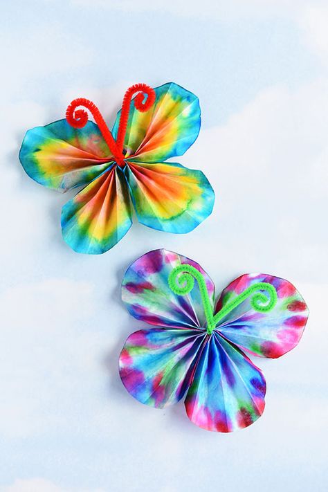 These classic coffee filter butterflies are SO EASY and so beautiful! This is such a great summer craft idea for kids and a fun low mess activity! It's easy. It's relatively low mess. It's even a bit of a science experiment when you wet the coffee filter and watch the colours blend! Coffee Filter Butterflies, Kerajinan Diy, Coffee Filter Crafts, Butterfly Kids, Summer Craft, Summer Crafts For Kids, Seni Origami, Butterfly Crafts, Science Experiment