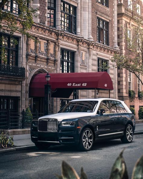 A small impression of New York: Big, luxury cars, skyscrapers and loads of people. Have you ever been in NY? #NewYork #Manhattan… Rolls Royce Suv, Rolls Royce Silver Wraith, Rolls Royce Black, Rolls Royce Motor Cars, Rolls Royce Cullinan, Luxury Cars Rolls Royce, Rolls Royce Cars, Rolls Royce Phantom, Old Classic Cars