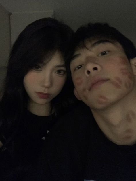 Lipstick Couple Kiss, Lipstick Kisses Boyfriend Aesthetic, Korean Couple Selfies, Selfie Kiss Pose, Korea Couple Aesthetic, Lipstick Stains On Boyfriend, Lipstick Kisses Boyfriend, Couple Korean Aesthetic, Couple Reference Poses Photography