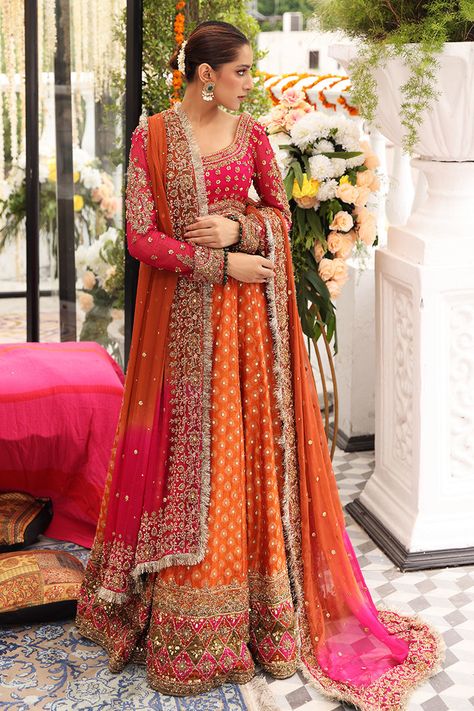 Orange And Purple Saree, Mehndi Bridal Outfit, Dress Desgines, Orange Lehnga, Mehndi Outfit Bridal, Shadi Ideas, Mehndi Dress For Bride, Mendhi Outfit, Mehendi Dresses