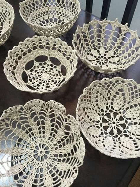 Crochet Pendant, Doily Art, Wood Beads Diy, Crochet Bowl, Doilies Crafts, Lace Crafts, Easter Crochet Patterns, Tutorial Ideas, Pendant Tutorial