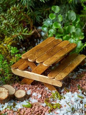 How to Make a Tiny Picnic Table for a Fairy Garden Reka Bentuk Landskap, Fairy Garden Design Ideas, Miniature Garden Design, Fairy Garden Ideas Diy, Kids Fairy Garden, Supraviețuire Camping, Fairy Garden Furniture, Desain Pantry, نباتات منزلية